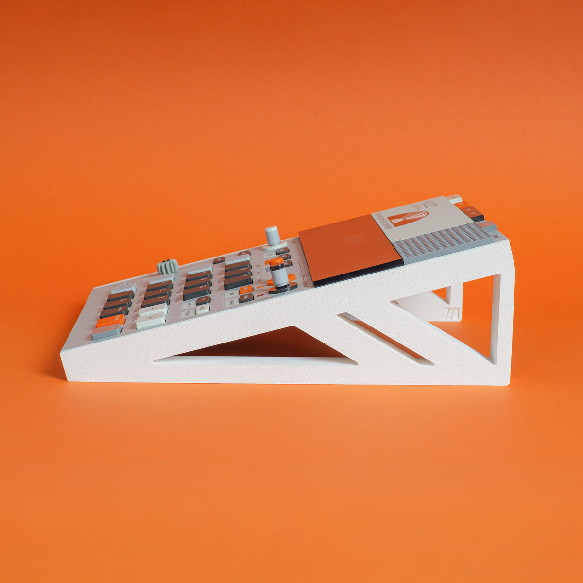 Teenage Engineering EP–133 K.O. II Stand – 15° – White