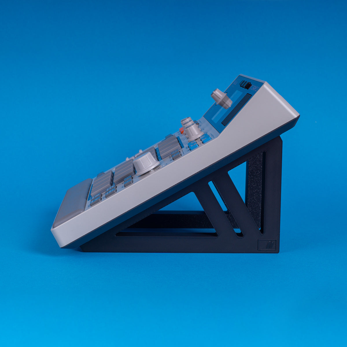 Akai MPC Sample Stand – 30° – Black