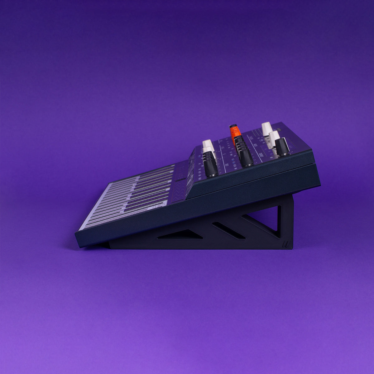 Arturia Microfreak Stand – 15° – Black